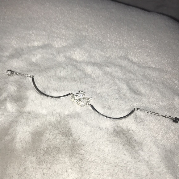 Authentic Swarovski Swan Bangle bracelet - Picture 3 of 8